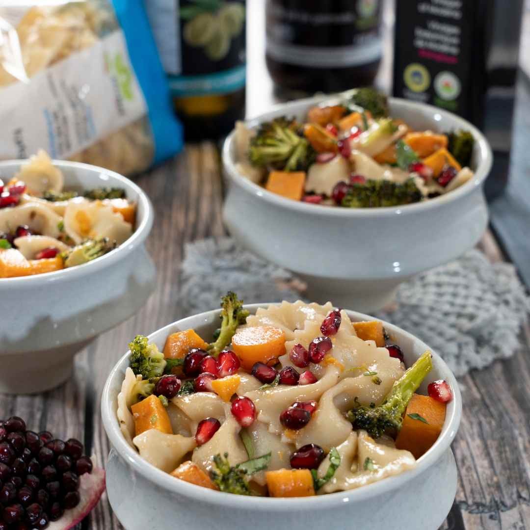 Salade de farfalle, légumes rôtis et vinaigrette au jus de pomme grenade